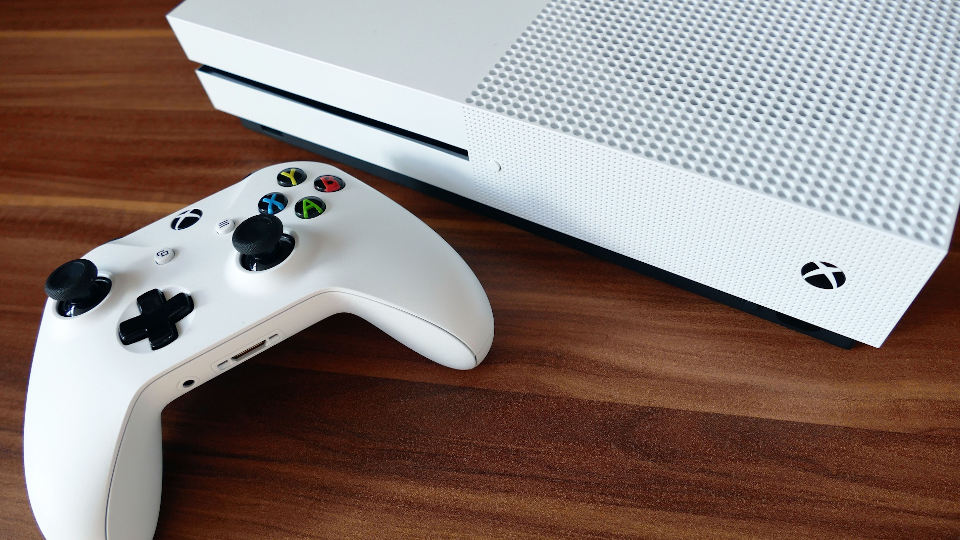 Consola y controlador Xbox One S
