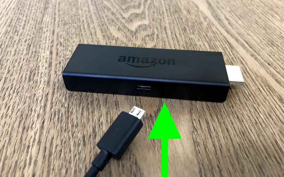 Conecte el otro extremo del cable USB a Firestick